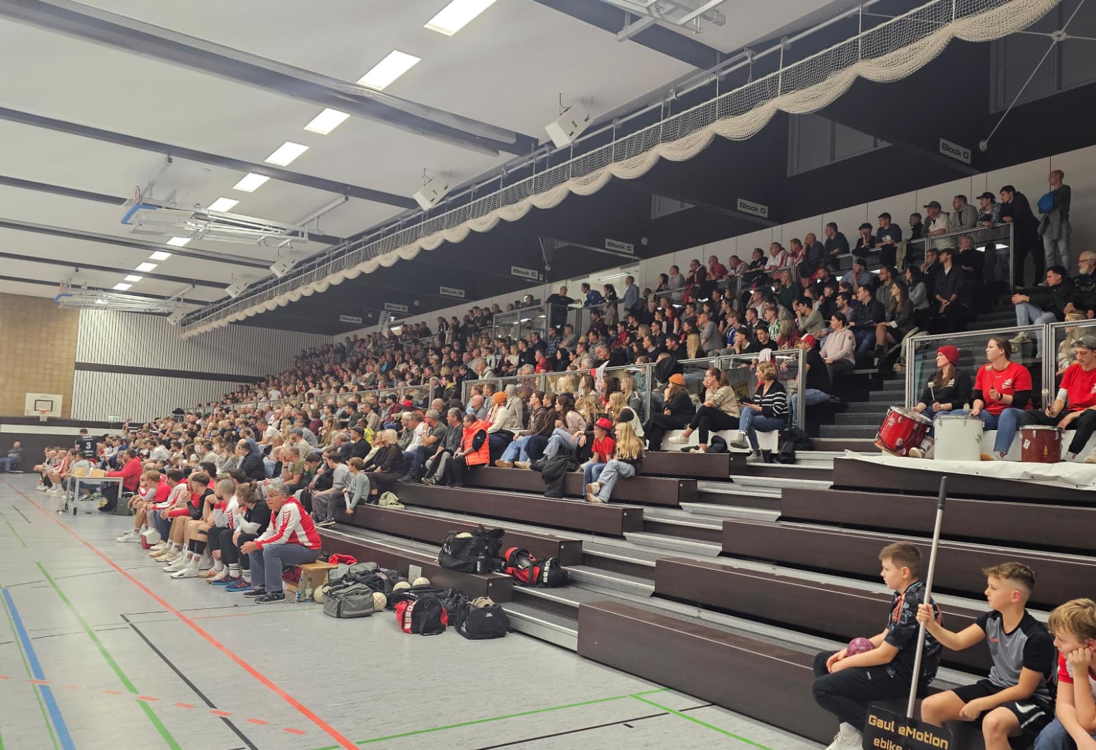 Was für ein Samstagabend  – Emotionen pur beim Heimsieg 33:28